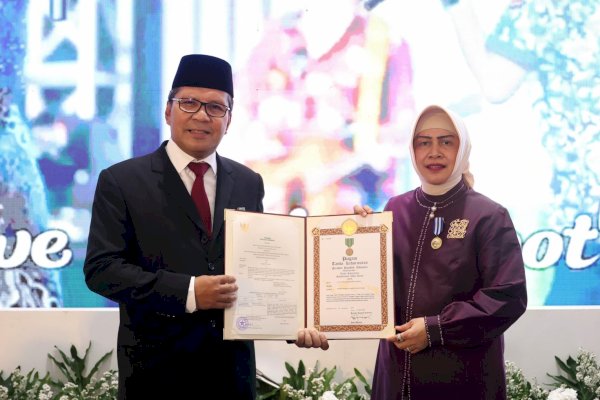 Ketua TP PKK Kota Makassar Dampingi Wali Kota Makassar Terima Penghargaan Satyalencana Wira Karya BKKBN RI