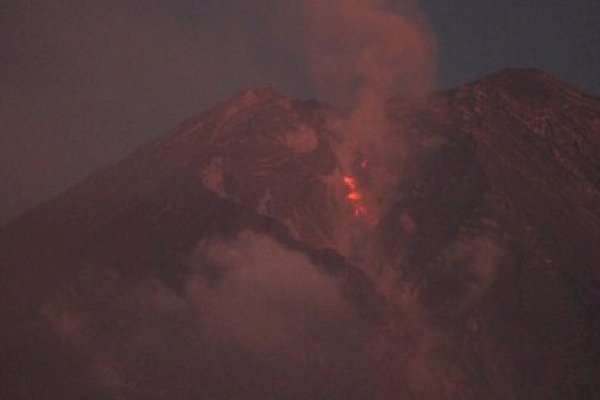 Erupsi, Gunung Semeru Keluarkan Guguran Lava Pijar