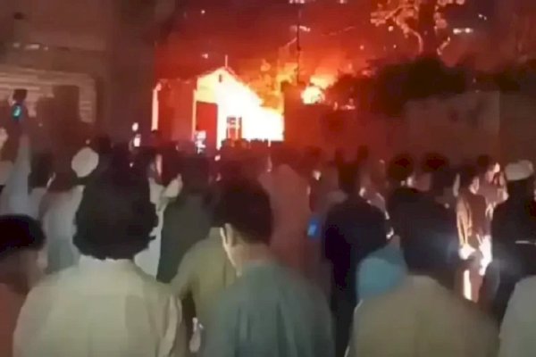 Dituduh Hina Al-Quran, Pria Pakistan Tewas Dikeroyok Lalu Dibakar