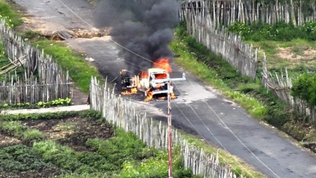 Warfa Sipil yang dibakar didalam mobilnya.(F-INT)