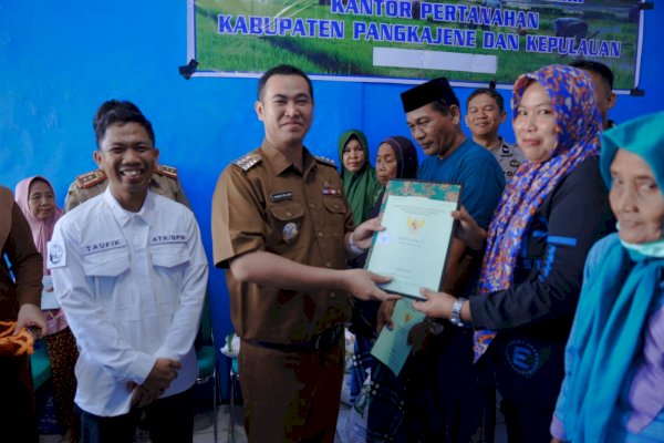 Ratusan Warga di Pangkep Terima Sertipikat Program Redistribusi Tanah