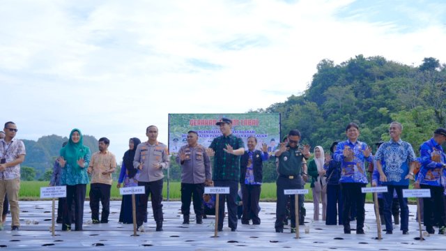 Pangkep Tanam 1000 Bibit Pohon di Kawasan Pelabuhan Mancini Baji