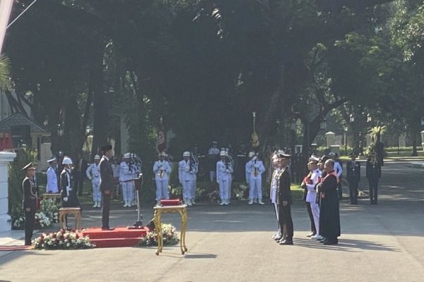 Jokowi Lantik 906 Perwira TNI-Polri di Istana Merdeka