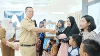 Sambut Tahun Ajaran Baru, Bupati Pangkep Yusran Kembali Bagikan Seragam Sekolah Gratis