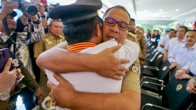 Andi Sudirman Sulaiman-Danny Pomanto Berpelukam.