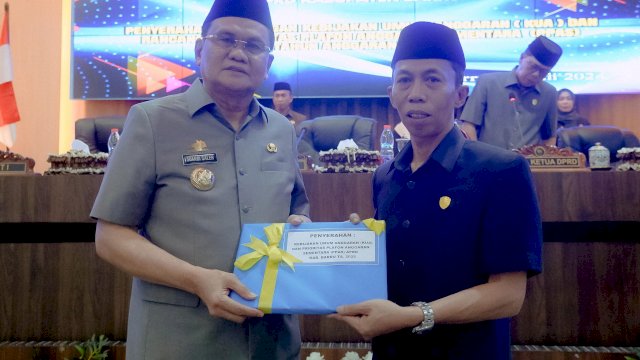 Bupati Barru Suardi Saleh Serahkan Rancangan KUA dan PPAS Tahun Anggaran 2025