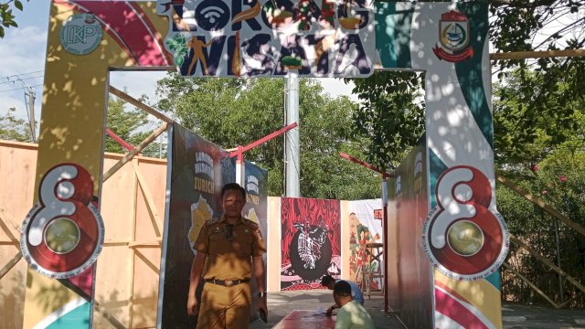 Kepala DKP Makassar Alamsyah Sahabuddin saat Memantau Progres Pengerjaan Replika Longwis di Anjungan Makassar.