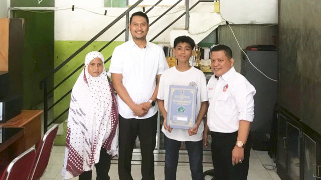 Bakal calon Wali Kota Makassar Andi Seto Asapa saat tebus ijazah anak Noorhidaya, Mohammad Syawal Ramadhan