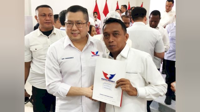 Ketua Umum Partai Perindo Hary Tanoesoedibjo (kiri) Bersama Calon Bupati Sidrap Syaharuddin Alrif (kanan).