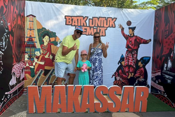 Replika Longwis DKP Makassar Curi Perhatian, Jadi Sasaran Swafoto Wisatawan Mancanegara