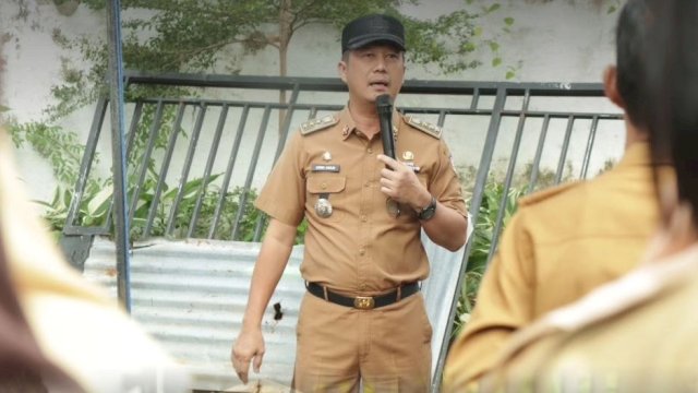 Camat Mariso Aswin Kartapati Harun memberi arahan saat pimpin apel pagi