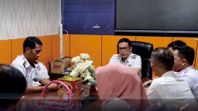Camat Mariso Aswin Kartapati Harun (tengah)
