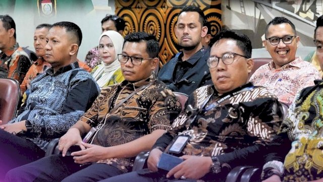 Camat Tamalanrea Iqbal (batik hitam) saat hadiri raoat paripurna DPRD Makassar