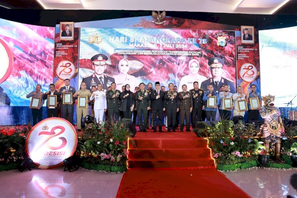 Danny Pomanto Terima Penghargaan dari Kapolda Sulsel pada Hari Bhayangkara di Mapolda Sulsel