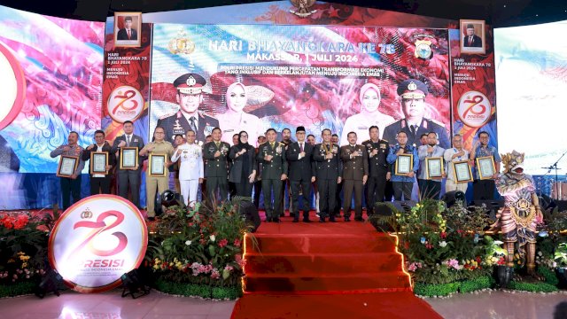 Danny Pomanto Terima Penghargaan dari Kapolda Sulsel pada Hari Bhayangkara di Mapolda Sulsel