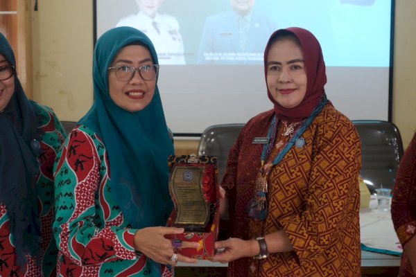 TP PKK Makassar dan TP PKK Semarang Saling Sharing Implementasi 10 Program Pokok