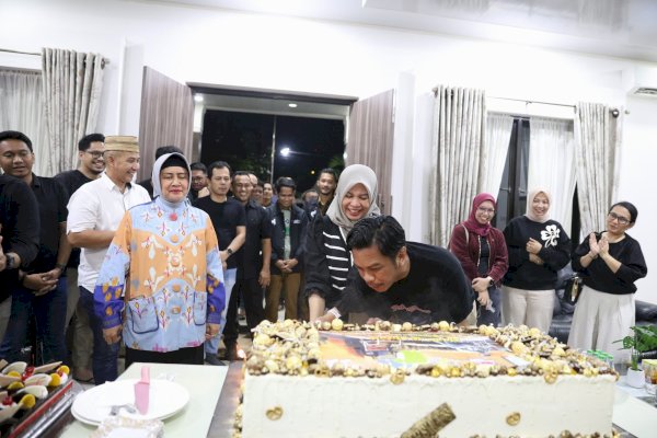 Syukuran HUT ke 43 Tahun, PJ Sekda Diberi Doa dan Suapan Kue Dari Ketua TP PKK Kota Makassar