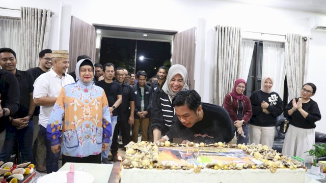Syukuran HUT ke 43 Tahun, PJ Sekda Diberi Doa dan Suapan Kue Dari Ketua TP PKK Kota Makassar