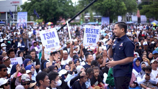 Calon Wali Kota Parepare Tasming Hamid saat menyapa peserta jalan sehat Restorasi.