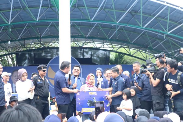 Tasming Hamid Serahkan Hadiah Pemenang Undian Mobil dan Motor Jalan Sehat TSM Day