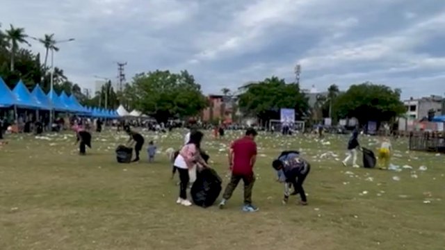 Panitia Pelaksana Bersihkan Sampah di Lapangan Andi Makkasau Parepare.