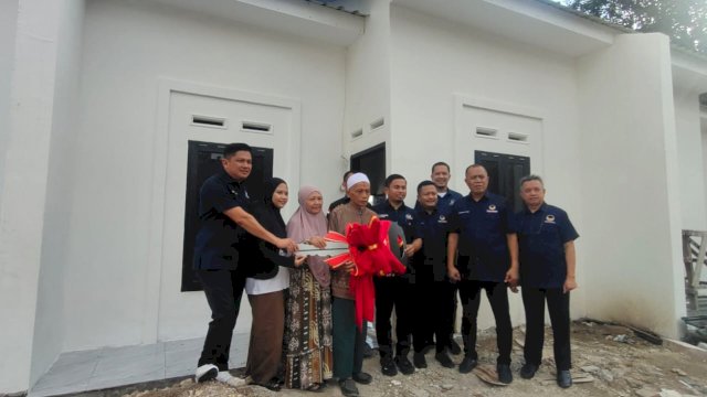 Bersama Pengrus DPW NasDem Sulsel, Tasming Hamid Berikan Hadiah kepada Pemenang Jalan Sehat Restorasi.