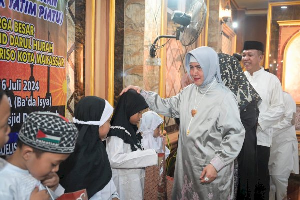 Ikuti Tradisi Sapu-Sapu Ulu, Indira Yusuf Ismail Ingatkan Pentingnya Menyantuni Anak Yatim