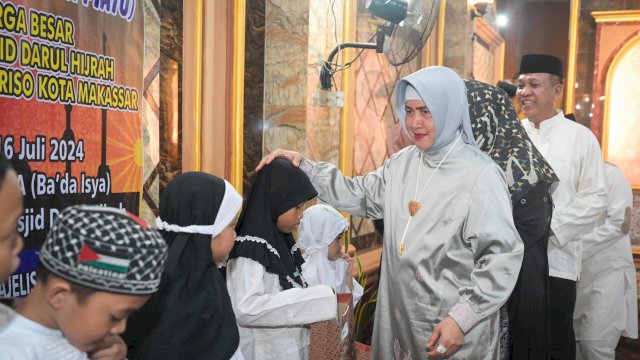 Ikuti Tradisi Sapu-Sapu Ulu, Indira Yusuf Ismail Ingatkan Pentingnya Menyantuni Anak Yatim