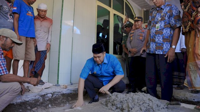 Bupati Pangkep Yusran meletakkan Batu Pertama Pembangunan Masjid Nurul Mubarak di Desa Boddie.