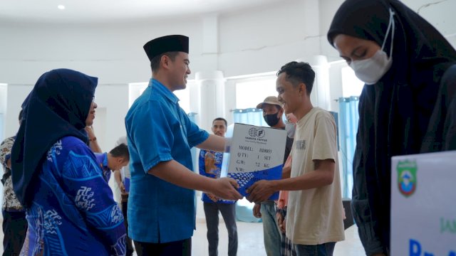 Bupati Pangkep Muhammad Yusran Lalogau saat memberikan bantuan kepada warganya.