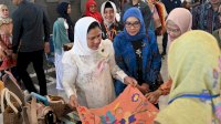 Produk Tenun dan Kerajinan Makassar Sedot Perhatian Ibu Negara di Hari Bakti TNI AU