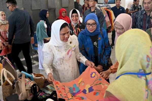 Produk Tenun dan Kerajinan Makassar Sedot Perhatian Ibu Negara di Hari Bakti TNI AU