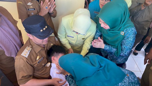 Bupati Pangkep, Yusran berasama Ketua TP PKK Nurlita Wulan Purnama meninjau pelaksanaan PIN Polio. 