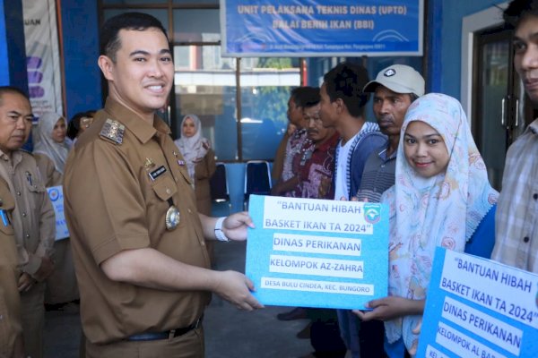 Pastikan Kesejahteraan Nelayan di Pangkep, Bupati Yusran Serahkan Bantuan Mesin Perahu hingga Alat Perangkap