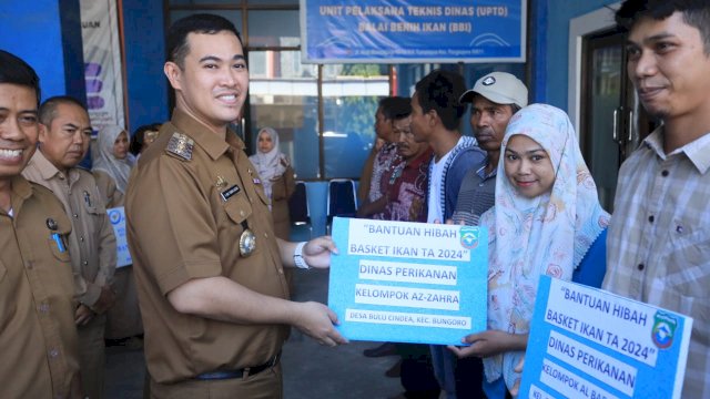 Bupati Pangkep Yusran Serahkan Bantuan untuk nelayan.