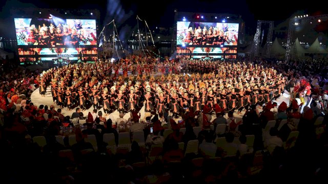 Tarian Nusantara oleh siswa SMP di Makassar.