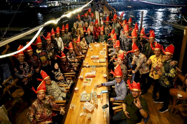Danny Pomanto Ajak Tamu Luar Negeri F8 Makassar Nikmati Sunset dari Atas Kapal Pinisi