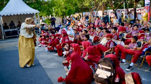Panggung F8 Makassar Hadirkan Dongeng Keliling Hibur 100 Siswa SDN Garuda.