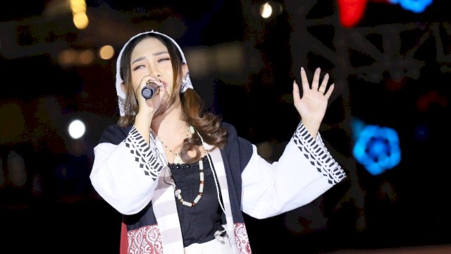 Mey Christine Perkenalkan Lagu Pop Toraja di Panggung F8 Makassar.