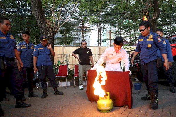 Swafoto dengan Reptil dan Edukasi Kebakaran, Atraksi Menarik Damkarmat di F8 Makassar