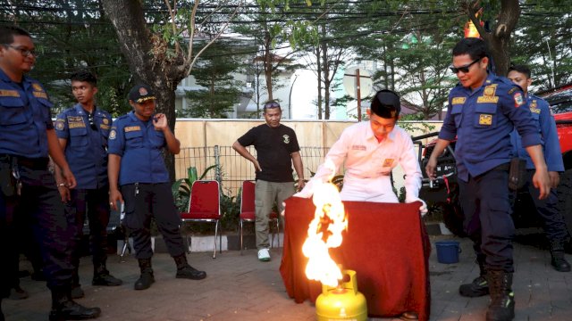 Swafoto dengan Reptil dan Edukasi Kebakaran, Atraksi Menarik Damkarmat di F8 Makassar