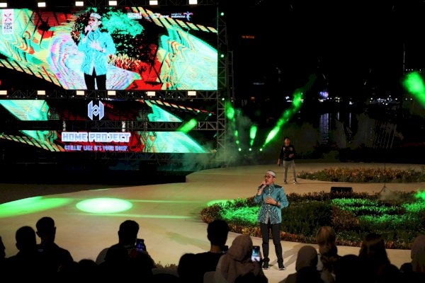 Ashari Sitaba Sukses Hibur Penonton F8 Lewat Lagu Daerah Makassar