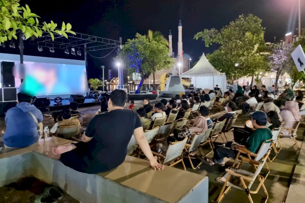 Healing Tipis-Tipis di F8 Makassar, Nonton Bareng Sambil Makan Pisang Epe di Zona 2