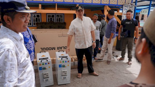 Bupati Pangkep Yusran Saksikan Pemasangan Perdana Super Sun PLN di Pulau Polewali.