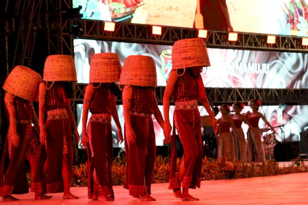 Tari Ma’bisu-Bisu Tutup Semaraknya Panggung Utama F8 di Hari Keempat