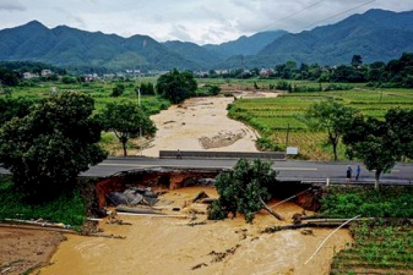 Jembatan Ambruk di China, 11 Orang Tewas-30 Masih Hilang