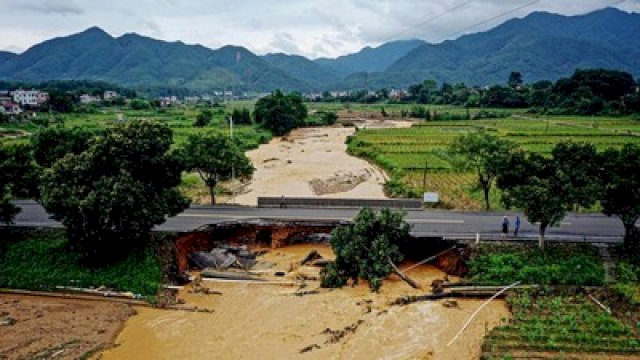 Jembatan Ambruk di China.(F-INT)