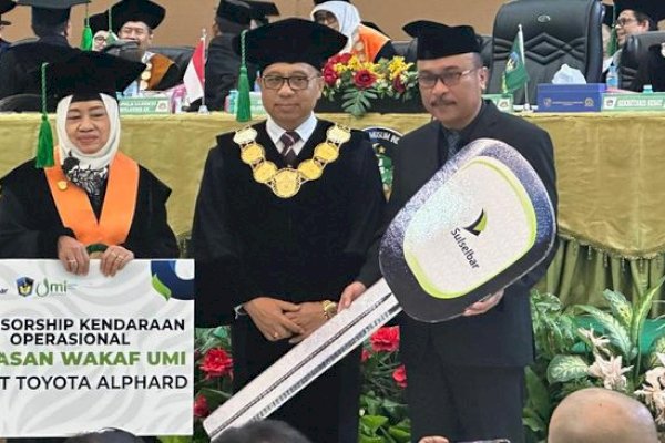 Bank Sulselbar Syariah Serahkan Mobil Alphard ke Ketua Yayasan Wakaf UMI dalam Rangka HUT ke 70