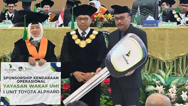Bank Sulselbar Syariah Serahkan Mobil Alphard ke Ketua Yayasan Wakaf UMI dalam Rangka HUT ke 70