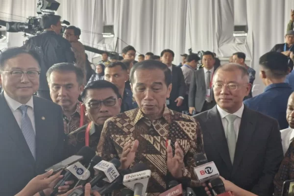 Jokowi Resmikan Pabrik Baterai Mobil Listrik Terbesar di Asia Tenggara